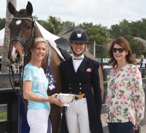 Ann-Louise Cook (left) presents the People’s Choice Award to Shannon Dueck (middle), with Hanoverian gelding Cantaris owned by Elizabeth Ferber (right) at the Adequan Global Dressage Festival